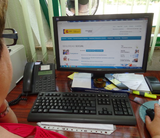 ASAJA Castilla y León pide que los agricultores puedan elegir libremente la base de cotización a la Seguridad Social Una trabajadora, realizando trámites en la SS.