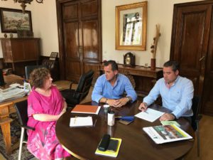 De izda a dcha: Encarna Pérez, subdelegada del Gobierno en Salamanca; Juan Luis Delgado, presidente; y Mariano Olea, gerente de ASAJA Salamanca. Foto: ASAJA Salamanca