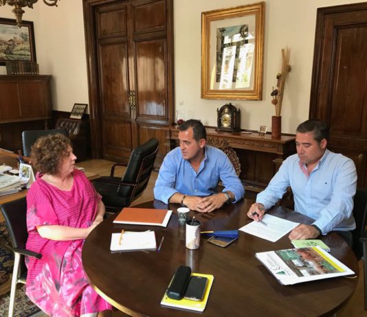 ASAJA Salamanca continúa trabajando con las administraciones en podas y normas urbanísticas De izda a dcha: Encarna Pérez, subdelegada del Gobierno en Salamanca; Juan Luis Delgado, presidente; y Mariano Olea, gerente de ASAJA Salamanca. Foto: ASAJA Salamanca