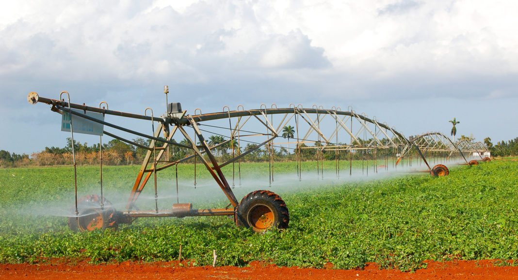 Sistema_de_regadio_circular_en_toda_su_magnitud