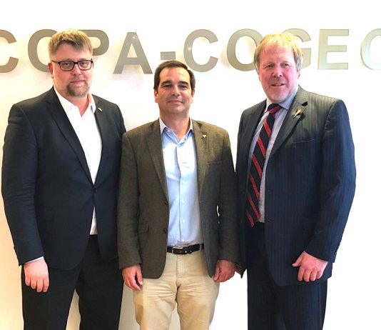 El vicepresidente de ASAJA Nacional, Pedro Gallardo, elegido presidente del grupo de trabajo de oleaginosas y proteaginosas del Copa-Cogeca Pedro Gallardo, del Copa, en el centro de la imagen.