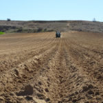 El plazo para acogerse al descuento adicional del 5% de la Línea 309 finaliza el 15 de noviembre Un agricultor, preparando el terreno para la siembra de patata en el campo salmantino. FOTO: ASAJA Salamanca.