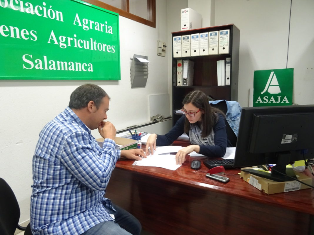 Técnicos de ASAJA Salamanca, durante la PAC. FOTO: ASAJA Salamanca Técnicos de ASAJA Salamanca, durante la PAC. FOTO: ASAJA Salamanca