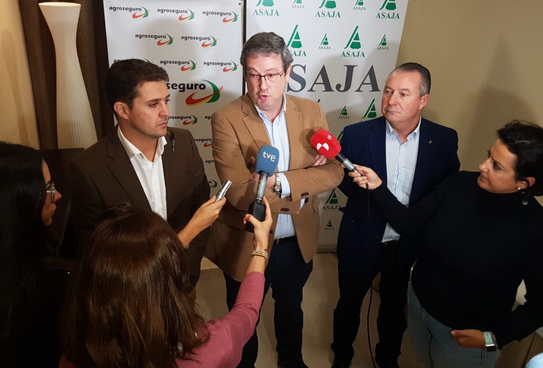 Álvaro de la Hera, gerente de ASAJA Palencia; José Ignacio García Barasoain, responsable de Agroseguro; y Donaciano Dujo, presidente de ASAJA Castilla y León.