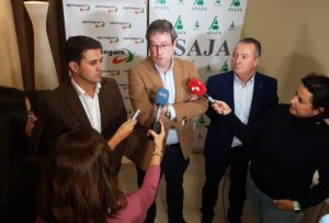 Álvaro de la Hera, gerente de ASAJA Palencia; José Ignacio García Barasoain, responsable de Agroseguro; y Donaciano Dujo, presidente de ASAJA Castilla y León.