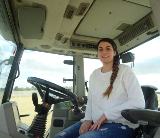 Convocadas nuevas ayudas para incorporación de jóvenes y modernización de explotaciones Una joven agricultora salmantina. FOTO: VGA