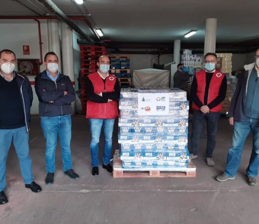 Las OPAS y Gaza donan casi 20.000 raciones de leche a Cáritas y Cruz Roja en Salamanca José Manuel Cortés, Juan Luis Delgado, miembros Cruz Roja y Carlos Sánchez