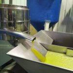 Luis Planas anuncia un paquete de medidas para asegurar la viabilidad y el futuro del sector del aceite de oliva Aceite de una almazara, en la provincia de Salamanca. FOTO: VGA