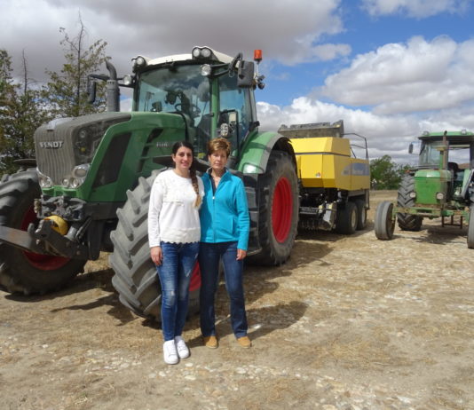 Empleo e Industria convoca ayudas a promover la afiliación de las mujeres del medio rural Dos mujeres agricultoras en la provincia de Salamanca. FOTO: VGA