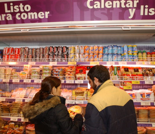 Los hogares moderan la compra de alimentos y continúan su apuesta por los frescos