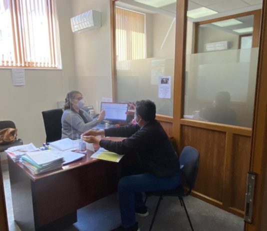 A pesar de la reducción en el número de solicitantes de la PAC, ASAJA se supera y se mantiene como principal entidad colaboradora de la Junta Una de los técnicos salmantinos, atendiendo a un agricultor.