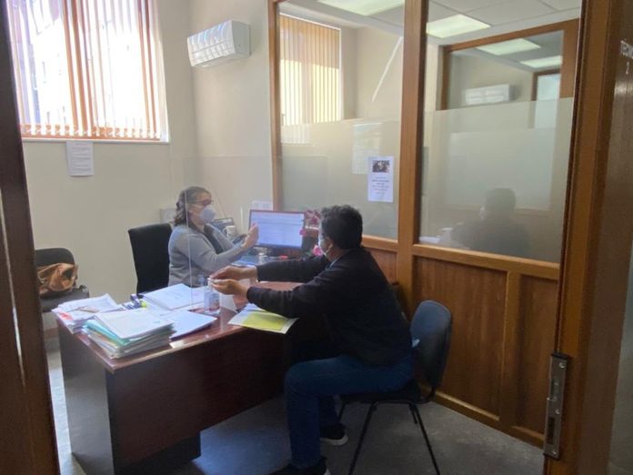 Una de los técnicos salmantinos, atendiendo a un agricultor. Una de los técnicos salmantinos, atendiendo a un agricultor.
