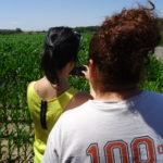 Recibidas 1.963 solicitudes de incorporación de jóvenes y modernización de explotaciones Dos mujeres jóvenes, en un campo de Salamanca.