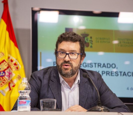 El número de parados en julio desciende en todos los sectores salvo en la agricultura