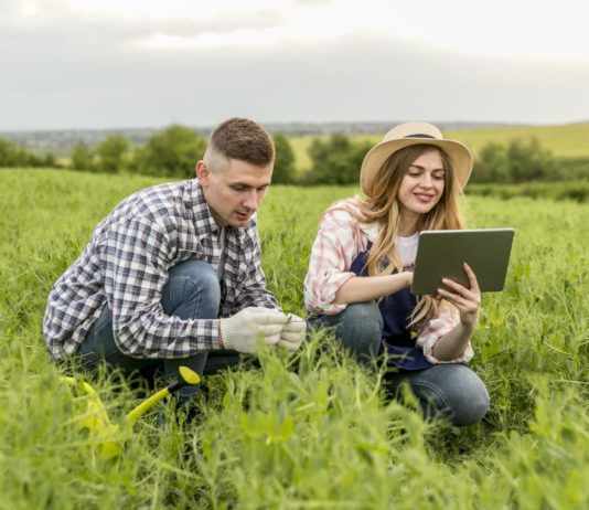 Agricultura dota con 48 millones de euros al ‘Plan Agricultura y Ganadería Joven’ para el 2021 Foto de Familia creado por freepik - www.freepik.es