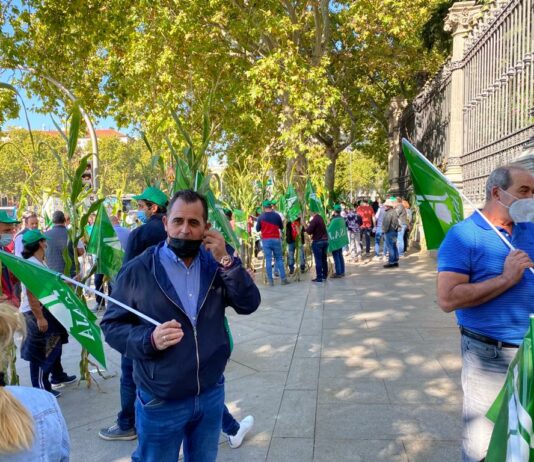 Los cultivadores de maíz se manifiestan frente al MAPA contra “la cabezonería del Gobierno”