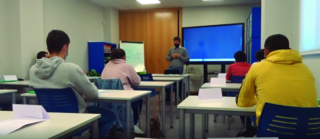 Manuel Hernández, explicando la parte de fiscalidad en el curso de IEA. Manuel Hernández, explicando la parte de fiscalidad en el curso de IEA.