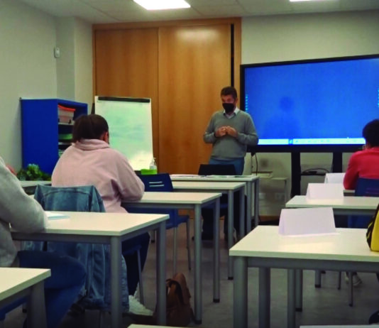 El sector agrario de Salamanca cuenta con 72 nuevos jóvenes incorporados y 69 explotaciones modernizadas desde la última convocatoria de ayudas Manuel Hernández, explicando la parte de fiscalidad en el curso de IEA.