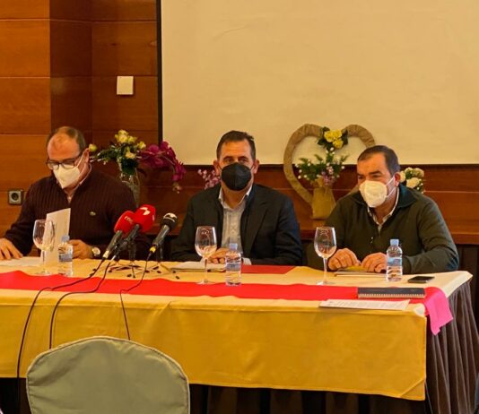 Las organizaciones convocan ‘tractorada’ el 28 de enero De izda a dcha, Carlos José Sánchez, presidente de UPA; Juan Luis Delgado Egido, presidente de ASAJA Salamanca; y José Manuel Cortés, de COAG.