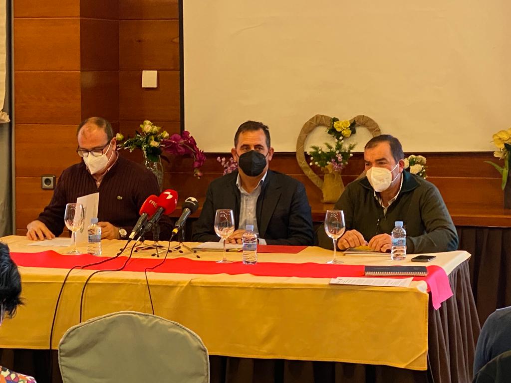 De izda a dcha, Carlos José Sánchez, presidente de UPA; Juan Luis Delgado Egido, presidente de ASAJA Salamanca; y José Manuel Cortés, de COAG. De izda a dcha, Carlos José Sánchez, presidente de UPA; Juan Luis Delgado Egido, presidente de ASAJA Salamanca; y José Manuel Cortés, de COAG.