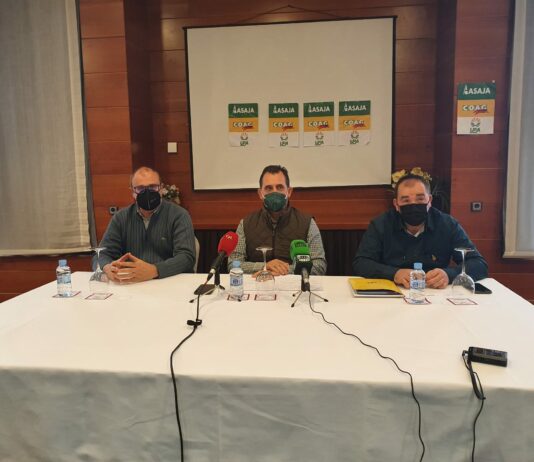 Al menos, 10 autobuses y 400 personas partirán desde Salamanca a la manifestación del 20M Rural De izda a dcha, Carlos Sánchez (UPA), Juan Luis Delgado (ASAJA) y José Manuel Cortés (COAG), en la rueda de prensa del 14 de marzo de 2022.,