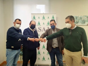 De izda a dcha, Santiago Zamarreño y José Manuel Grau (director comercial y director de operaciones de MNM Solar, respectivamente) y Juan Luis Delgado y Mariano Olea (presidente y gerente de ASAJA Salamanca, respectivamente).