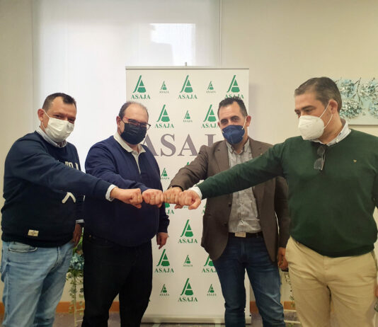 ASAJA Salamanca y MNM Solar firman un acuerdo de colaboración De izda a dcha, Santiago Zamarreño y José Manuel Grau (director comercial y director de operaciones de MNM Solar, respectivamente) y Juan Luis Delgado y Mariano Olea (presidente y gerente de ASAJA Salamanca, respectivamente).