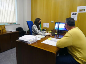 Una técnico de ASAJA Salamanca, tramitando la Solicitud Única a un agricultor.