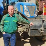 “Me siento orgulloso de ser agricultor, de ver crecer el trigo y de montar en mi tractor” Donaciano Dujo, junto a su tractor en Ledigos, Palencia.
