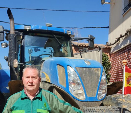 “Me siento orgulloso de ser agricultor, de ver crecer el trigo y de montar en mi tractor” Donaciano Dujo, junto a su tractor en Ledigos, Palencia.
