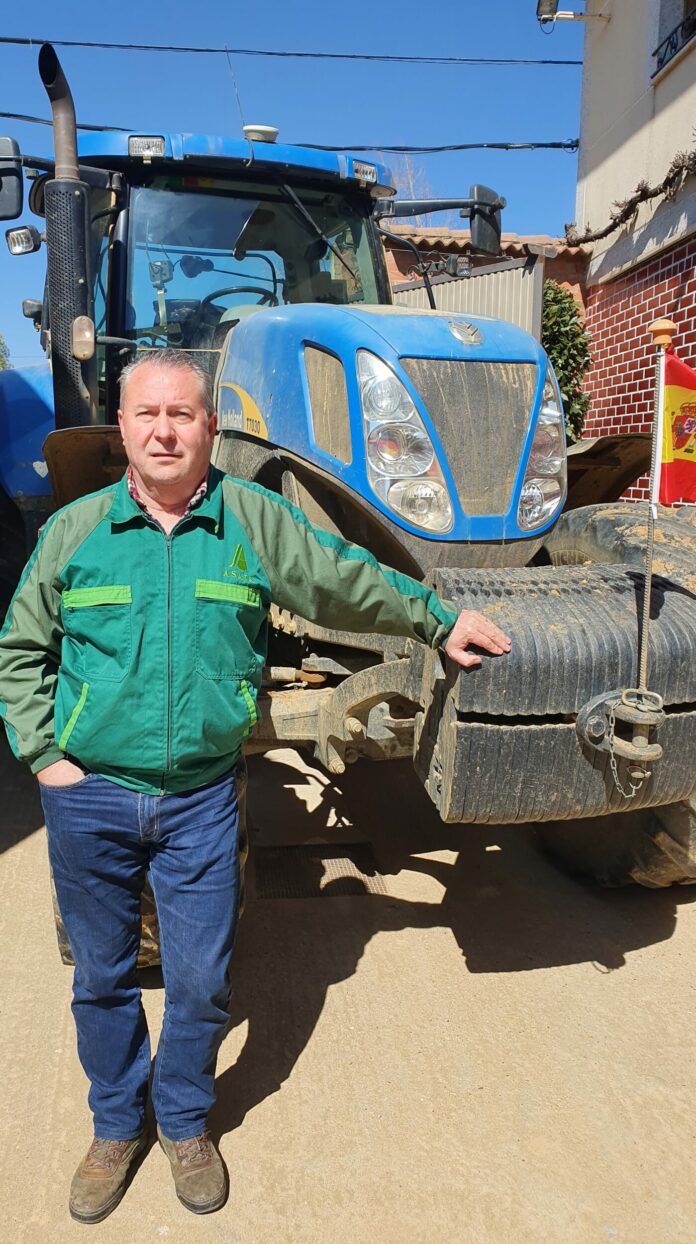 Donaciano Dujo, junto a su tractor en Ledigos, Palencia.