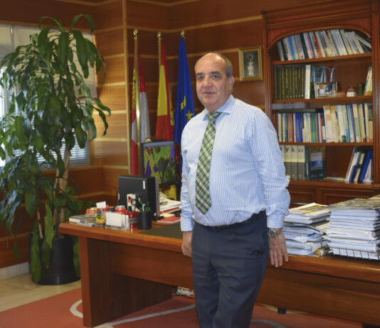 “La nueva PAC supone una oportunidad perdida” Juan Pedro Medina Rebollo, en su despacho de la Consejería de Agricultura, Ganadería y Desarrollo Rural de la Junta de Castilla y León.