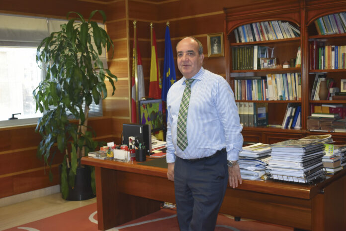 Juan Pedro Medina Rebollo, en su despacho de la Consejería de Agricultura, Ganadería y Desarrollo Rural de la Junta de Castilla y León.