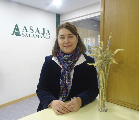 “La nueva PAC será difícil de tramitar y difícil de aplicar” Rebeca Bustillo Arija, en la oficina central de ASAJA Salamanca. FOTO: Verónica G. Arroyo.