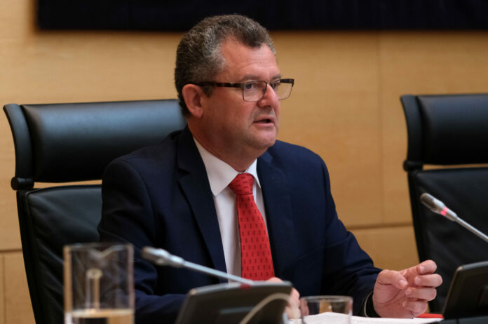 Gerardo Dueñas, consejero de Agricultura, en la sede de las Cortes de Castilla y León.