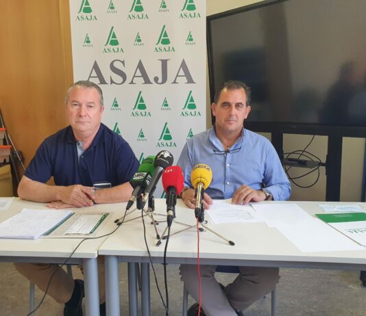 ASAJA: “La sequía dejará pérdidas millonarias en el campo salmantino” De izda a dcha, Donaciano Dujo y Juan Luis Delgado.