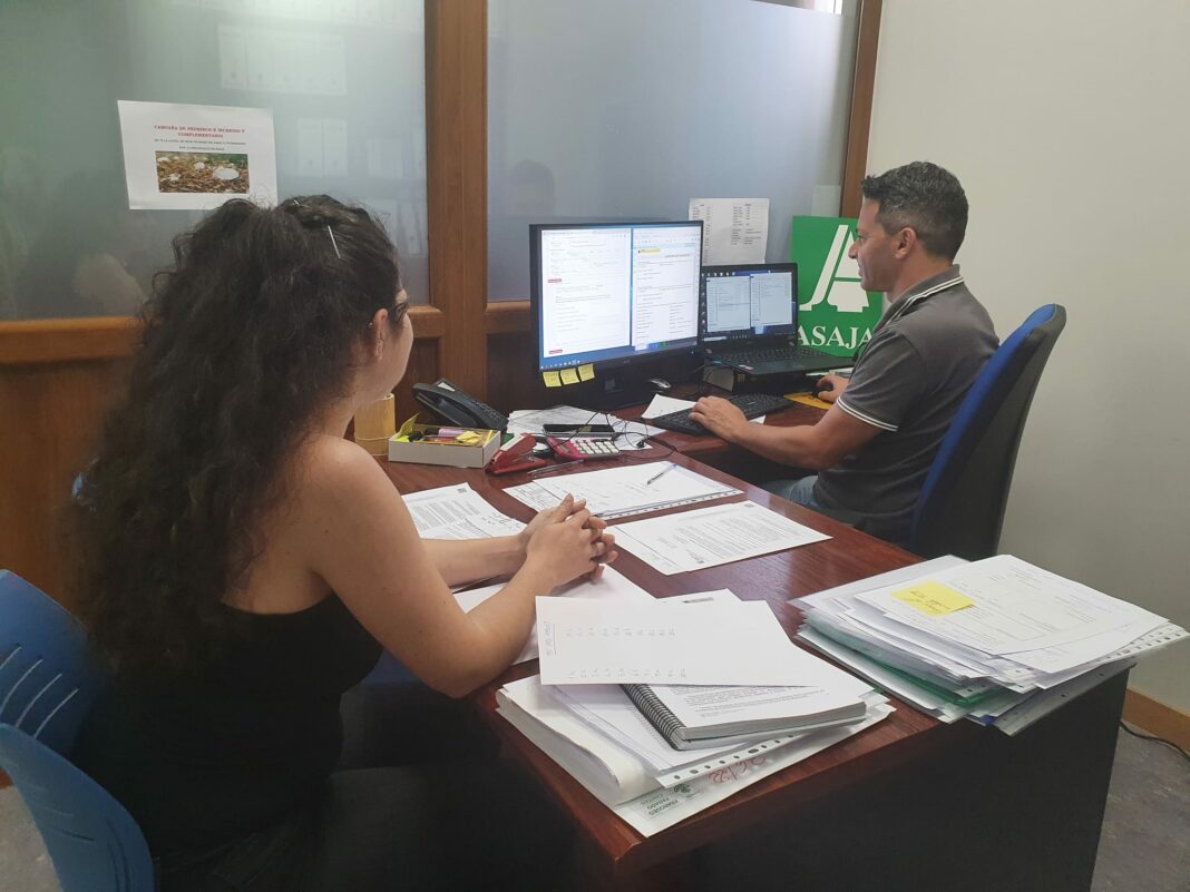 Un técnico de ASAJA Salamanca, atendiendo una solicitud.