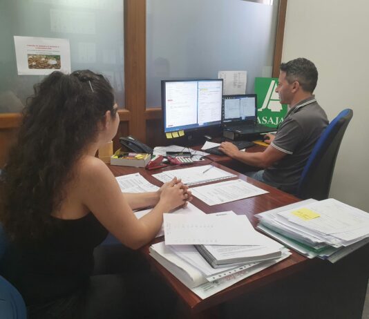 ASAJA Salamanca bate su récord y registra 104 PAC más que en la campaña anterior Un técnico de ASAJA Salamanca, atendiendo una solicitud.