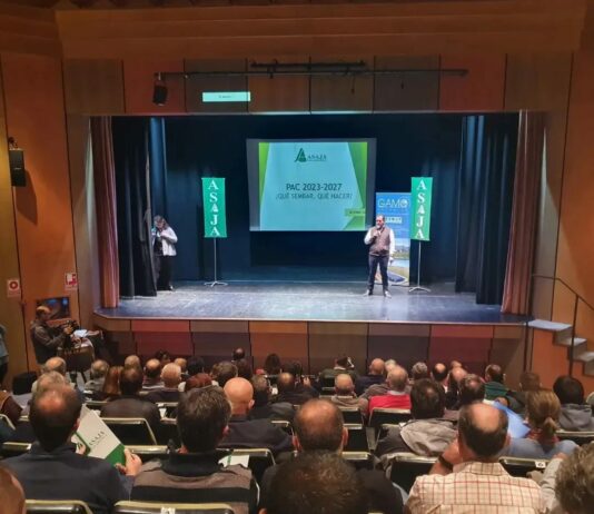 Prohibido echar fertilizantes o fitosanitarios a menos de 5 metros de ríos y canales Jornada de la PAC en Peñaranda de Bracamonte.