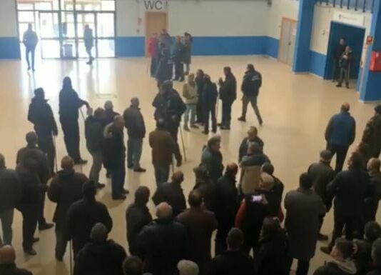 ASAJA califica como ‘autoritaria’ la posición de Astrace y ratifica su apoyo al vocal Ricardo Escribano El vocal de ASAJA en la mesa de vacuno de vida, Ricardo Escribano, tuvo que ser escoltado entre gritos, pitidos y amenazas.