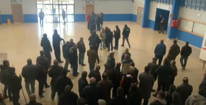 El vocal de ASAJA en la mesa de vacuno de vida, Ricardo Escribano, tuvo que ser escoltado entre gritos, pitidos y amenazas.