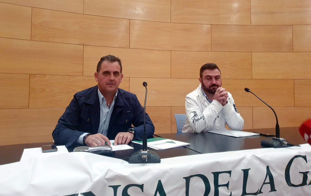 De izda a dcha, Juan Luis Delgado y José Alberto Martín, portavoces de la Plataforma de Ganaderos Unidos.