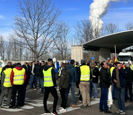 Los agricultores elevan su protesta contra los precios de derribo del cereal con una concentración a las puertas de la planta de Babilafuente