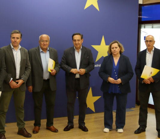 ASAJA, COAG y UPA entregan en la sede de la Comisión Europea en España el manifiesto “El castillo de naipes de la UE” en defensa de una PAC fuerte y bien financiada