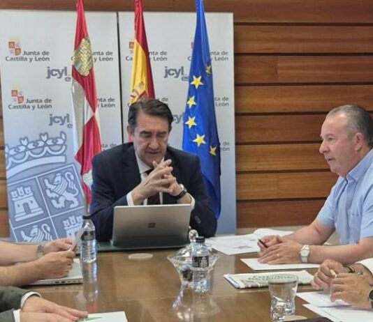 ASAJA Salamanca se reúne con el consejero de Medio Ambiente para abordar los ataques de buitres al ganado vivo