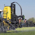 agricultor en labores de aplicación de herbicida