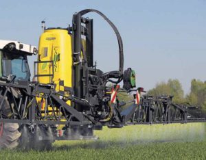agricultor en labores de aplicación de herbicida