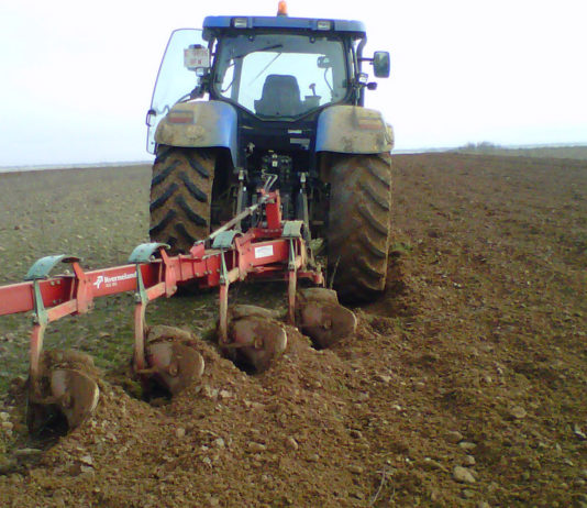 Presupuesto a largo plazo de la UE después de 2020: la Comisión Europea expone diferentes opciones y sus consecuencias Arando tierra