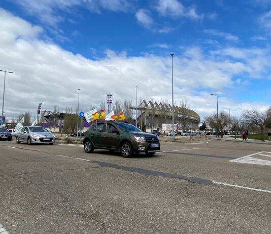 CARAVANA DE TRACTORES Y COCHES POR LAS CALLES DE VALLADOLID EN CONTRA DE LA SOBREPROTECCIÓN DEL LOBO