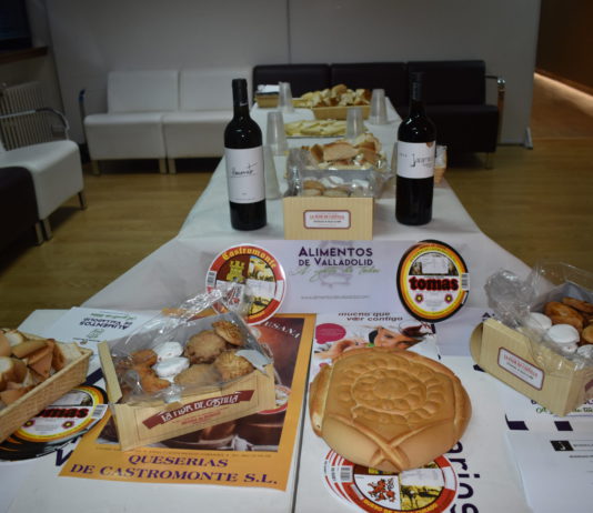 ASAJA reclama que la Ley de la Cadena Agroalimentaria aporte rentabilidad al productor y acabe con los abusos Un ejemplo de los productos que se pudieron probar a cargo de los patrocinadores de esta charla.